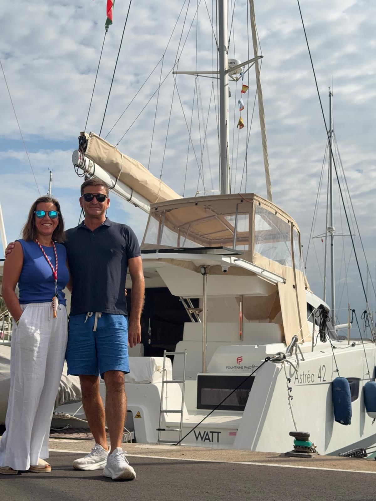 Pedro e Rita em frente ao WATT na marina de Port Ginesta